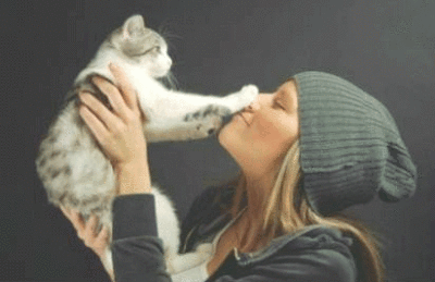 喜欢猫的女孩骨子里是善良温柔的。