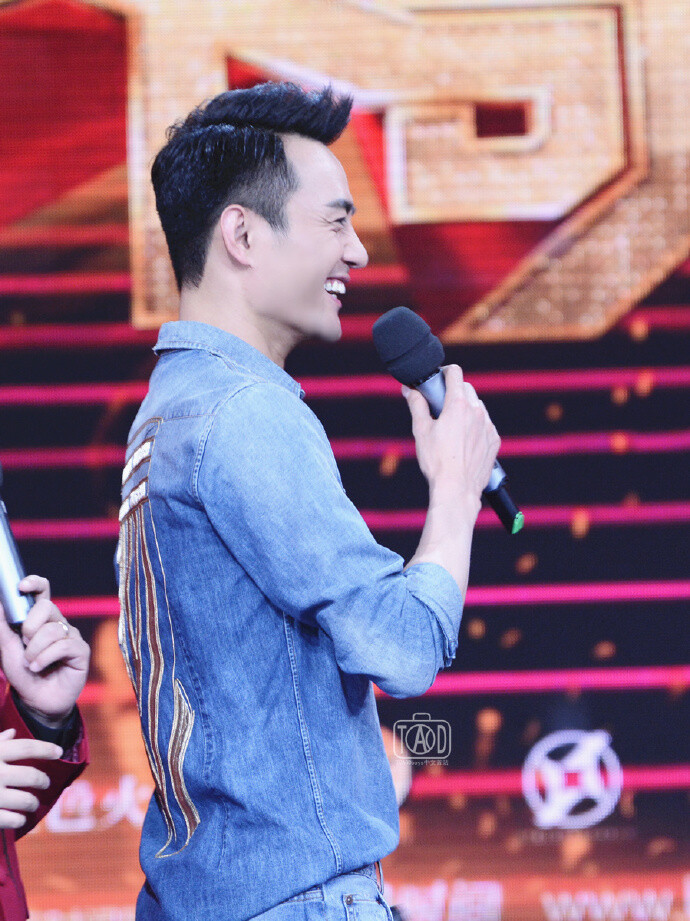 160514@王凯kkw #跨界歌王# 媒体探班会 大图9P “年轻时我们总在开始时好无所谓，在结束时痛彻心扉。而长大后成熟的我们可能避免了幼稚的伤害，却也错过了开始的勇气。”——九夜茴《匆匆那年》