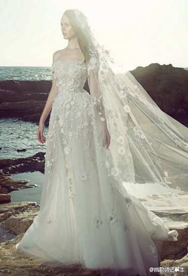 Zuhair Murad SS 2016 Bridal｜海天一色，白纱飘飘~ ~黎巴嫩设计师 Zuhair Murad 释出2016春夏婚纱系列。一贯的精致大气，还有最为经典的白……太美啦！