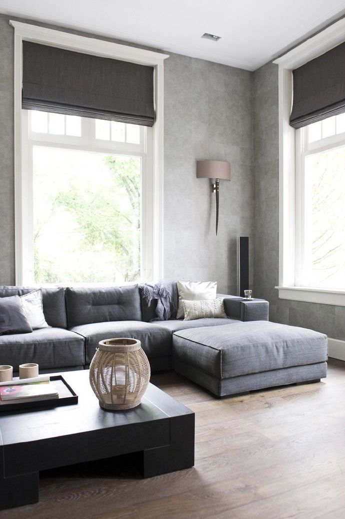 从设计的角度来说，灰色是一个非常重要的色彩组成部分，也可以说灰色是一个百搭色，跟什么色彩配在一起都没有问题。当灰色遇上亚麻织物，再搭配上木材的质感，家居马上就会呈现出一种淡淡的素雅之美，空间也是显得特别简洁，散发出温馨舒服的气氛。