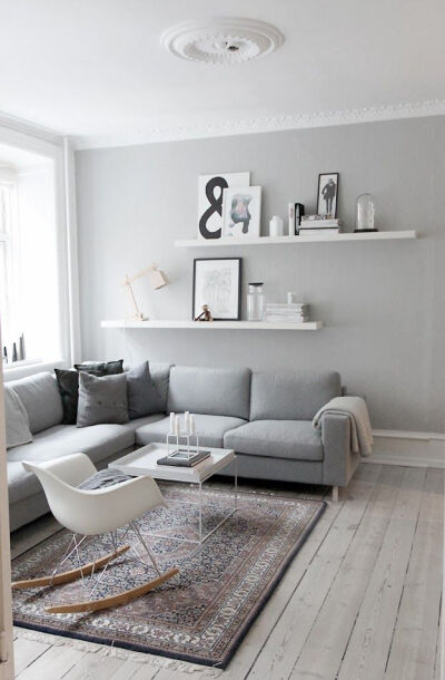 从设计的角度来说，灰色是一个非常重要的色彩组成部分，也可以说灰色是一个百搭色，跟什么色彩配在一起都没有问题。当灰色遇上亚麻织物，再搭配上木材的质感，家居马上就会呈现出一种淡淡的素雅之美，空间也是显得特…