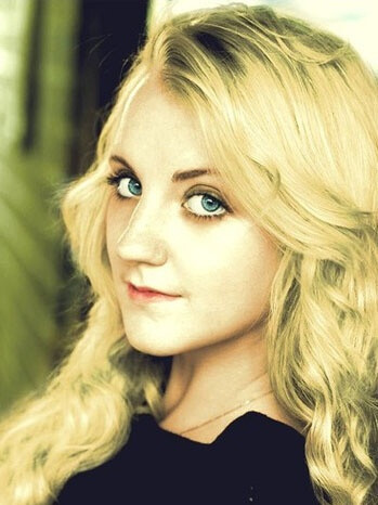 伊文娜·林奇(Evanna Lynch)，爱尔兰影视演员、模特。2006年1月23日，伊文娜·林奇赢得了在哈利波特系列出演卢娜一角的机会。