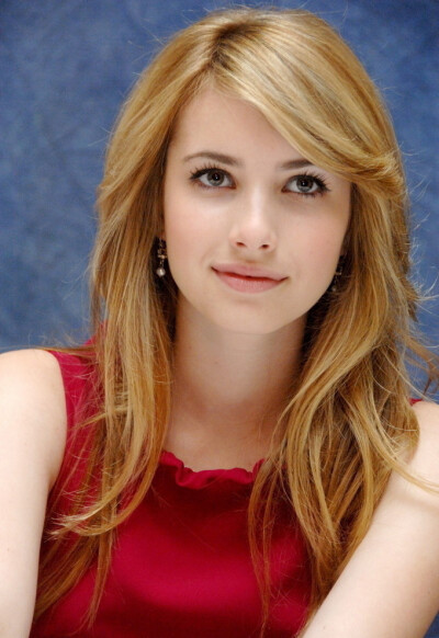 艾玛·罗伯茨（Emma Roberts），1991年2月10日出生于美国纽约州莱茵贝克镇，美国好莱坞女演员、歌手及模特，童星出生。她是好莱坞巨星朱莉亚·罗伯茨最爱的侄女。