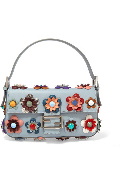 作为 Fendi 的看家设计之一，“Baguette” 包袋系列于 2016 春夏换上清新亮眼的配色，呼应成衣系列的 “Flowerland”（花花世界）主题。这款浅蓝色版本饰有皮革和蟒蛇皮制成的贴花，每一朵都不尽相同。内部衬有帆布…