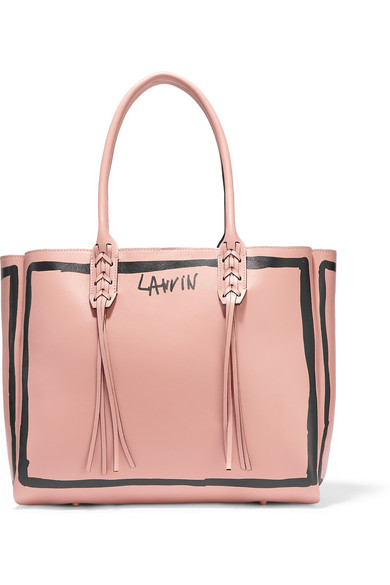 Lanvin 选用柔滑的嫩粉色皮革打造出这款经典手提包，包身上印有充满童趣的黑色手绘风图案和品牌名称。宽敞的容量可收纳所有必备物品，适合在忙碌的日子里使用，并随附可拆卸拉链小袋，稳妥安置你的贵重物品。不妨将…