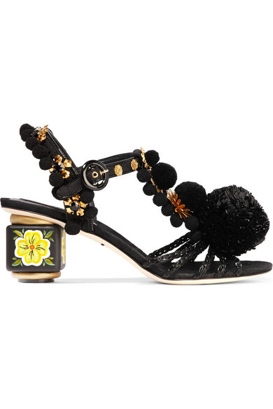 Dolce &amp;amp; Gabbana 这款锦缎凉鞋出自 2016 春夏系列，于意大利制成。鞋面点缀着镀金花朵、璀璨黑色水晶和趣味十足的绒球，极尽繁复奢华之美。手工绘制的粗跟颇具雕塑感，其灵感来源于一把西西里古董椅的华美椅脚。不妨搭配九分裤，尽情展示这双惊艳之作。