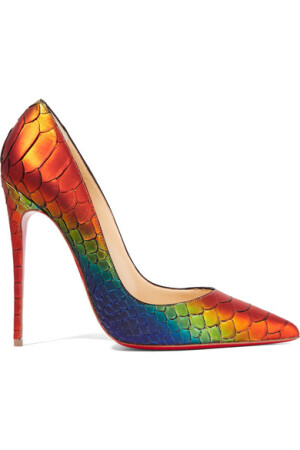 Christian Louboutin 这款 “So Kate” 红底高跟鞋选用纹理蟒蛇皮精制而成，呈现出亮泽的缤纷色彩。它拥有经典的尖头设计和细高跟元素。建议为鞋履搭配中长连衣裙和低调珠宝。