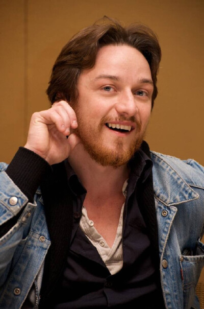 #James McAvoy# #365 sides of McAvoy#【1/365】“I don’t know why it’s orange but I dig it.I like it.I don’t need a comment,but I like it.”“The beard is sexy,come on!Ginger beards rock in my opinio…
