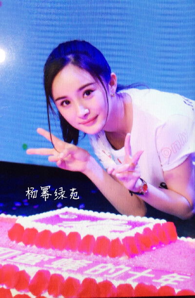 #杨幂# #杨幂和蜜蜂的十年# 以后的日子，我们接着一起走吧。@杨幂