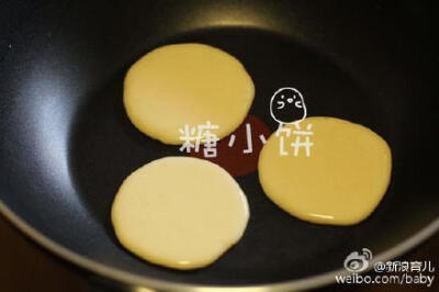 小点心奶油松饼pancake。早饭赶时间的话直接抓几片啃~或者当零食和下午茶也好；吃得精致点的话，可搭配鲜奶油，果酱，蜂蜜等；面糊如果调得稀一点做出来是薄饼；如果调得厚一点并且用上模具的话可以做出厚松饼；简单…