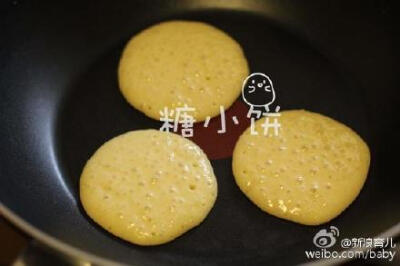 小点心奶油松饼pancake。早饭赶时间的话直接抓几片啃~或者当零食和下午茶也好；吃得精致点的话，可搭配鲜奶油，果酱，蜂蜜等；面糊如果调得稀一点做出来是薄饼；如果调得厚一点并且用上模具的话可以做出厚松饼；简单…