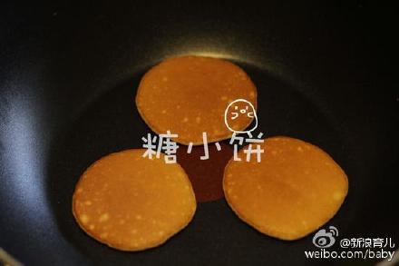 小点心奶油松饼pancake。早饭赶时间的话直接抓几片啃~或者当零食和下午茶也好；吃得精致点的话，可搭配鲜奶油，果酱，蜂蜜等；面糊如果调得稀一点做出来是薄饼；如果调得厚一点并且用上模具的话可以做出厚松饼；简单好做，口味百变。总体来说真是一款很亲切的小点心。