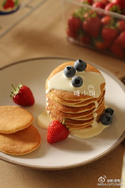 小点心奶油松饼pancake。早饭赶时间的话直接抓几片啃~或者当零食和下午茶也好；吃得精致点的话，可搭配鲜奶油，果酱，蜂蜜等；面糊如果调得稀一点做出来是薄饼；如果调得厚一点并且用上模具的话可以做出厚松饼；简单好做，口味百变。总体来说真是一款很亲切的小点心。