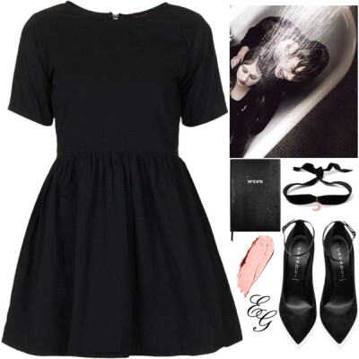 Song: #lion by #hollywoodundead #americanhorrorstory #ahs #evanpeters #cute #black #blackdress #BlackAndPink #blackoutfit #moonchild #choker #heels