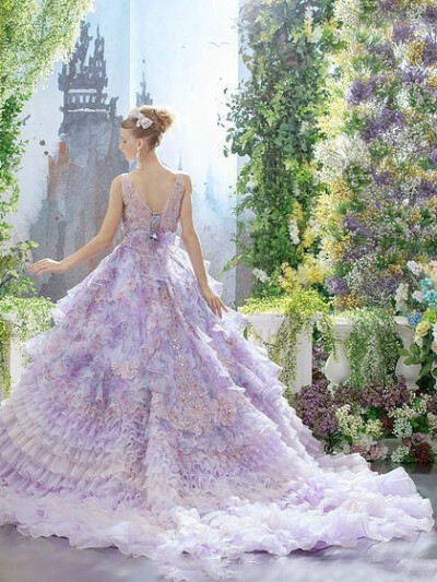 日系品牌 Stella de Libero 仙裙上绽放的花朵，梦幻至极。