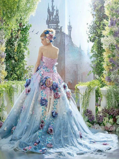 日系品牌 Stella de Libero 仙裙上绽放的花朵，梦幻至极。