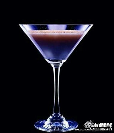 【绝对马天尼ABSOLUT ESPRESSO MARTINI】酒味浓香宜人，有提神缓解解疲乏之效~材料2份绝对伏特加ABSOLUT VANILIA，1份咖啡利娇酒Kahlua，1份低温浓咖啡~制作与冰块在调酒玻璃杯中充分搅拌混合，倒入冰镇过的酒杯，根据饮用者口味适量加糖