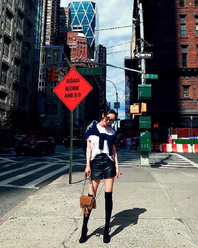 #杨幂# 【tods ins更新】tods Streetstyle-ready: actress Yang Mi wearing her TodsDoubleT Bag while in NewYork. 幂哥哥的街拍，很酷呦@杨幂 O网页链接