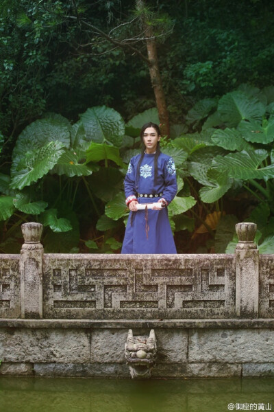 @御座的黄山 #汉服##汉服私影#——何如江上采莲花，荷叶映身摘莲子，蓝田美玉清如砥，美人欲醉朱颜酡。服装提供@净燃汉服工作室 恭喜#净燃#正式开仓，非常喜欢他们设计的衣服。图中服装出处：狐媚：O网页链接，蓝幽…