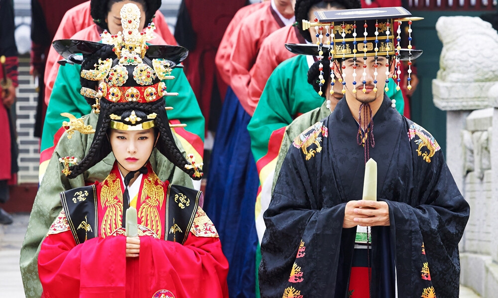 &amp;gt;밤을 걷는 선비&amp;lt; 심창민-김소은, 국혼 진행 포착 '선남선녀'