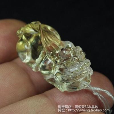 长度约：3.45 cm /宽度约： 1.6 cm /高度约：1.37 cm /重约：10.1g ，采用巴西天然黄水晶原石精工雕刻而成，晶莹剔透。宝石级，晶体好,浅巴西黄，亲看到的水晶中的红色就是透过晶体把下边的红色小底座显示出来了。