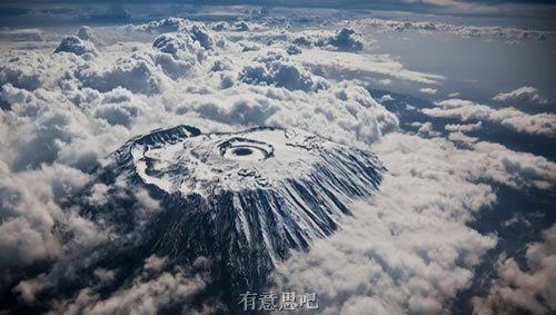 赤道雪山：乞力马扎罗山。