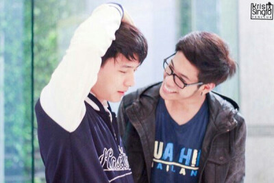 #泰剧一年生##SingtoPrachaya##KristPerawat# 更新一组学弟痴汉脸合集，其实我就是为了引出最后一张！！！！注意最后一张！！学弟你正面撩就算了，还背后撩，西皮咬衣服什么的，本博第一次见，虽然见识少，但就是不…