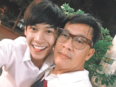 #泰劇一年生##SotusTheSeries##SingtoPrachaya# 【IG/TW翻譯】當(dāng)我有什么事的時(shí)候在爸爸面前哭了，就感覺好了近50%... 然而當(dāng)爸爸說：“你怎么了？需要什么嗎？” 哦嚯，情況一下子就變?cè)懔四?。（弟弟別哭，快到姐姐…