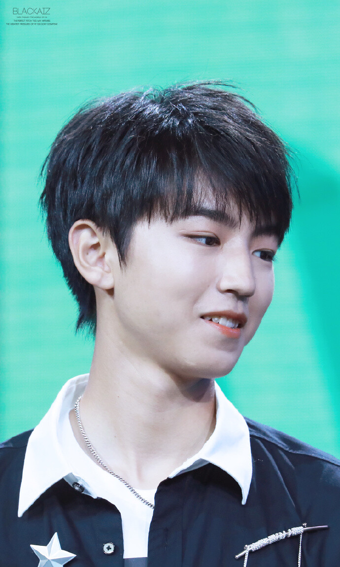 #王俊凯# @TFBOYS-王俊凯 找一个和弦开始唱 那故事遗忘的时光