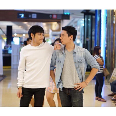 #学长套路深，学弟太天真#K:“你好，Singto哥哥，我在训你啊哈哈哈 怕吗！”S： “没事，如果你装作训我的样子，和你抱抱就OK了”K：“可以抱着你到睡着吗？”从学校到海边，从食堂到商场，遍地是都是糖！大家…