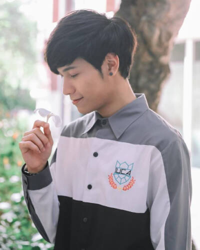 #泰剧一年生# #SingtoPrachaya# 小狮子ig跟新~英文（Use your silence as a tool for avoiding the problems, and let your smile wisely solve the following consequences.）啊!!!好温柔~~我是手里的那多花❀！！…