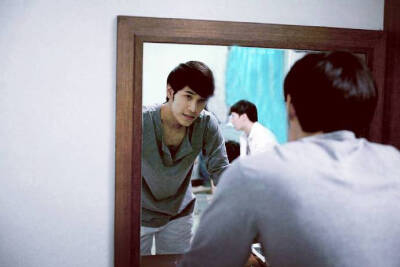 #泰剧一年生# #KristPerawat# #SingtoPrachaya# 我们可爱的小胖更新了一张钢炮！！！啊！！！好帅！！！帅炸裂~