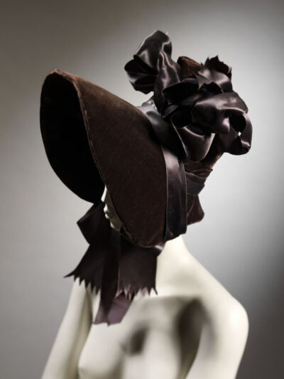 【Bonnet】Bonnet 这种帽子，对于男女的解释不同。对于男性，一般指的是无檐的毡帽，在17世纪左右的英国(尤其是苏格兰地区)代替了cap使用。对于女性，是一种包裹主主后半脑的头部软帽。这种装饰在中世纪就有雏形。帽…
