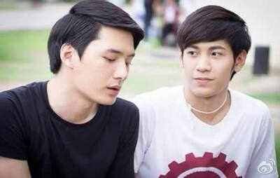 #泰剧一年生# #KristPerawat# #SingtoPrachaya# 学弟的迷人电眼深情地望著学长呢。眼神说明了一切