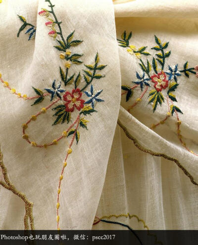  套装（1798），包括一条裙子和一条披肩（Fichu），使用的是18世纪末开始流行的刺绣薄棉布，这是法国大革命后带来的服饰改变，从洛可可奢华的极端走向了新古典简约的极端。 设计师QQ群，初级群：313786390 中级群：1…