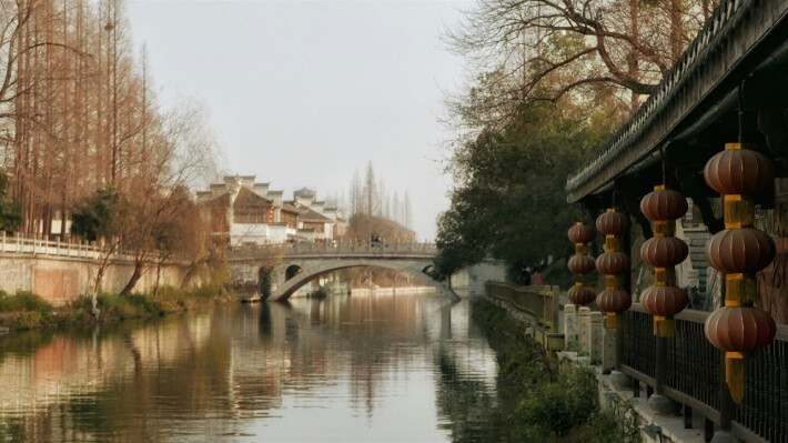 三河古镇，古名鹊渚、鹊尾（渚）、鹊岸，是江南四大古镇之一，国家AAAAA级旅游景区。博图网把三河古镇旅游摄影桌面壁纸分享给您，希望您喜欢。