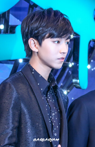 【161225#王俊凯# 放肆一下】@TFBOYS-王俊凯 「他身上有种根正苗红的皇太子气质。」还好路人比饭会夸，不然这条微博就没有文案了。