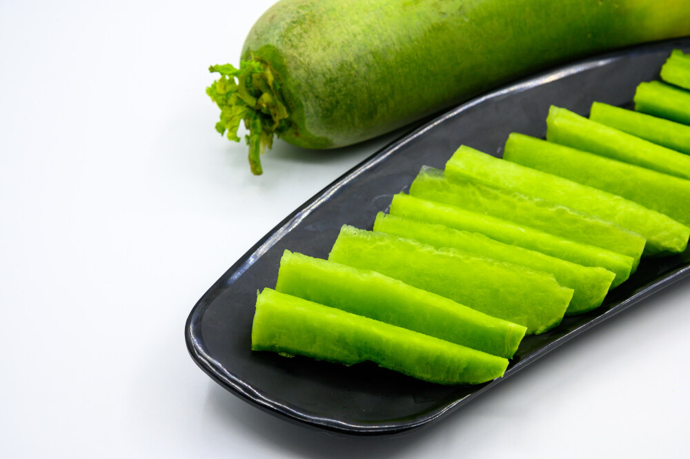 萝卜 青萝卜 植物 农作物 生食 食物 食材 食品 蔬菜 辛辣 清爽 美味 汁液 绿色 青色 低热量 健康食品 有机食品 膳食纤维 营养 绿色食品 食物原料 膳食 减肥 瘦身 开胃 绿皮萝卜 中国萝卜 沙窝萝卜 葛沽萝卜 翘头青萝卜 露头青萝卜 药用价值 水果萝卜 白色背景 切块 黑瓷盘
