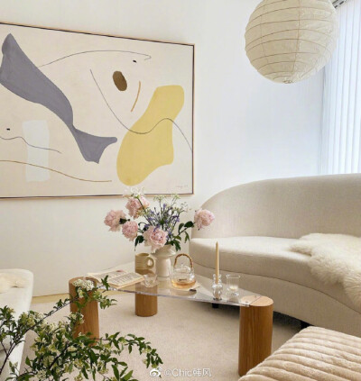 Room｜韩国设计师hailyhills的暖色调房间
鲜花和自己的装饰画作品
生活里温暖而清新的气息 ​​​​