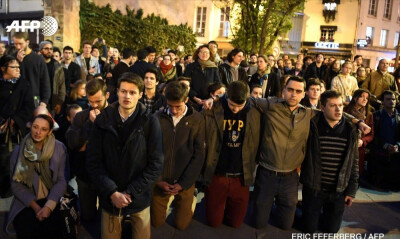 巴黎圣母院下观望的人群
