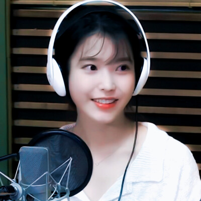 耳机U.
真就毁图大师呗.祝自己生日快乐.
#IU
原截-宋喻安.