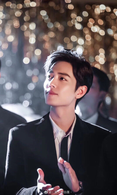肖战美图，抱抱(๑>؂<๑）