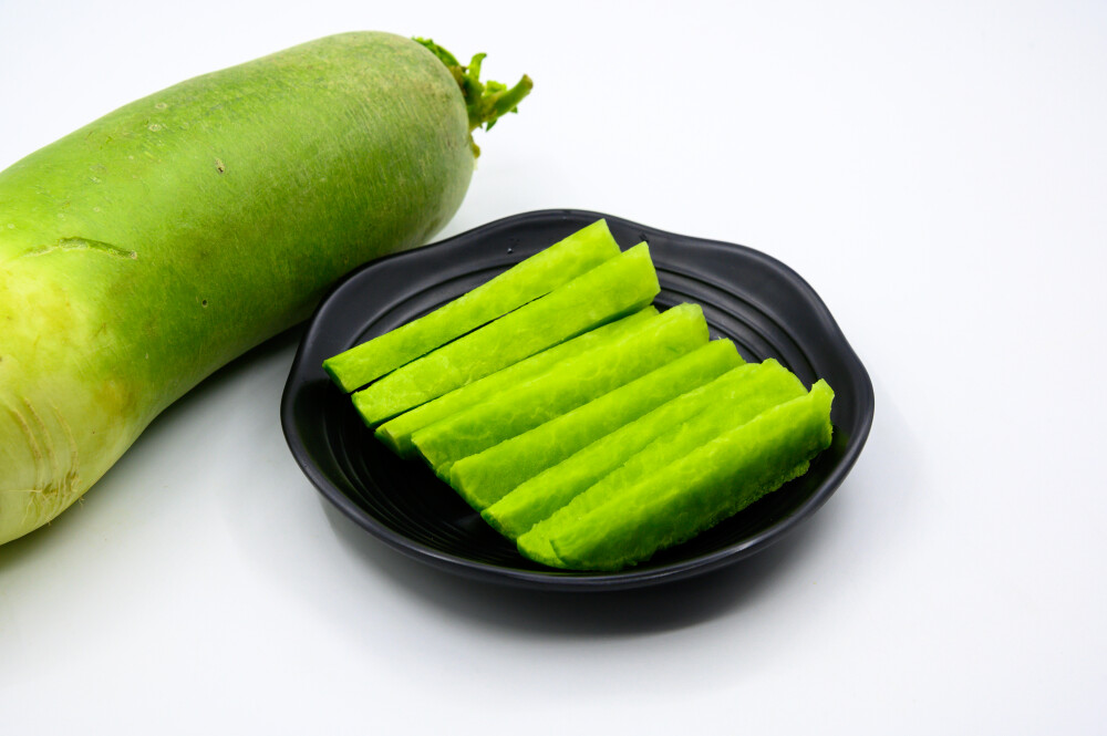 萝卜 青萝卜 植物 农作物 生食 食物 食材 食品 蔬菜 辛辣 清爽 美味 汁液 绿色 青色 低热量 健康食品 有机食品 膳食纤维 营养 绿色食品 食物原料 膳食 减肥 瘦身 开胃 绿皮萝卜 中国萝卜 沙窝萝卜 葛沽萝卜 翘头青萝卜 露头青萝卜 药用价值 水果萝卜 白色背景 切块 黑瓷盘
