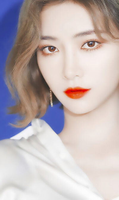 .尘缘因果是一个太复杂的劫，没有人会明白究竟是怎样错过，即使他已经很努力很努力，可再多深情，也抵不过缘差一线。总会有人用随意的一个微笑，就夺走了他心中的至宝。
cr微博
许佳琪