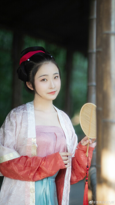 #汉服写真#
「红藕香残玉簟秋」
摄影：@歪我是老九呀
妆造:@沉欲雪
出境：@大脑门滋儿
衣：@踏云馆汉服
#日本旅拍##汉服约拍##国风大赏# ​​​