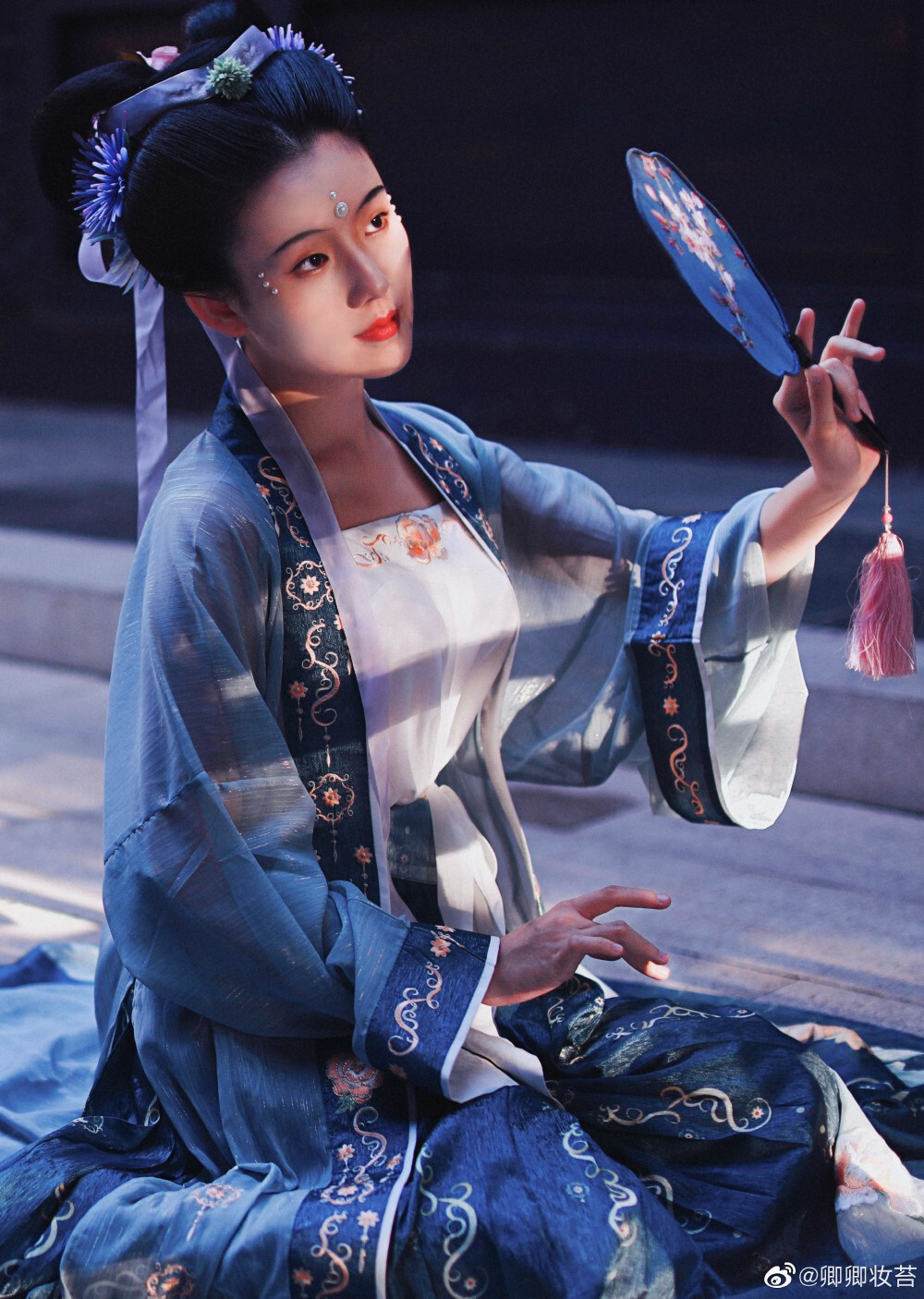 『帘外谁来推绣户，枉教人、梦断瑶台曲。
又却是，风敲竹。』
出境：@青林白鸟
妆造：@卿卿妆苔
摄影:@劉宇婷patrickstar
服装：@冉绣阁原创汉服工作室
#汉服约拍##汉服妆造##北京约拍#