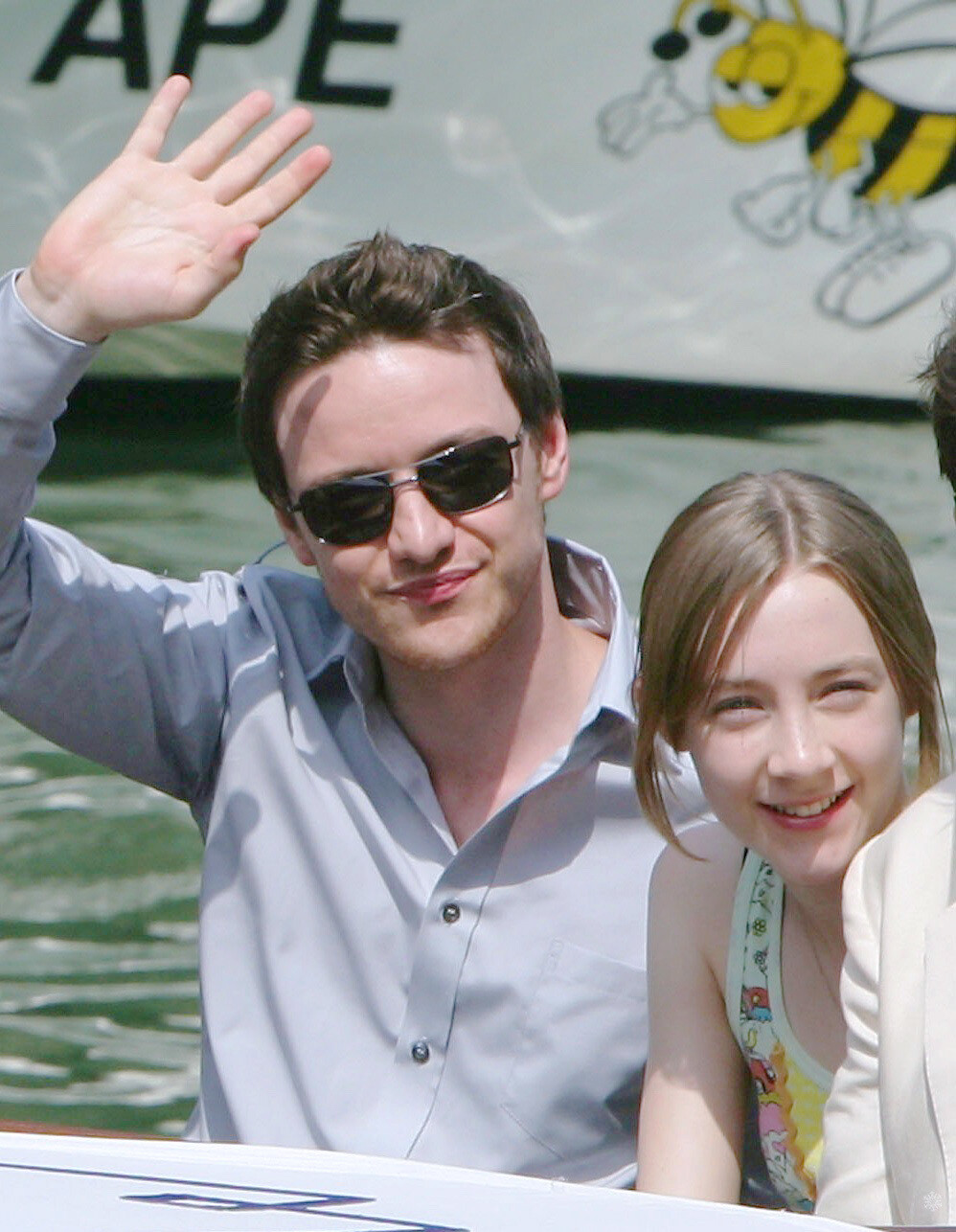 「赎罪」演员James McAvoy + Keira Knightley + Saoirse Ronan + 乔·赖特
乘船抵达威尼斯电影节现场
2007.08.29 / Venice
[weibo@雪霏Sophia]