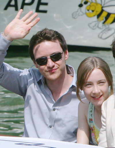 「赎罪」演员James McAvoy + Keira Knightley + Saoirse Ronan + 乔·赖特
乘船抵达威尼斯电影节现场
2007.08.29 / Venice
[weibo@雪霏Sophia]