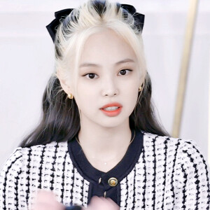 blackpink
Lisa Jennie Jisoo Roseanne



原 江纪然