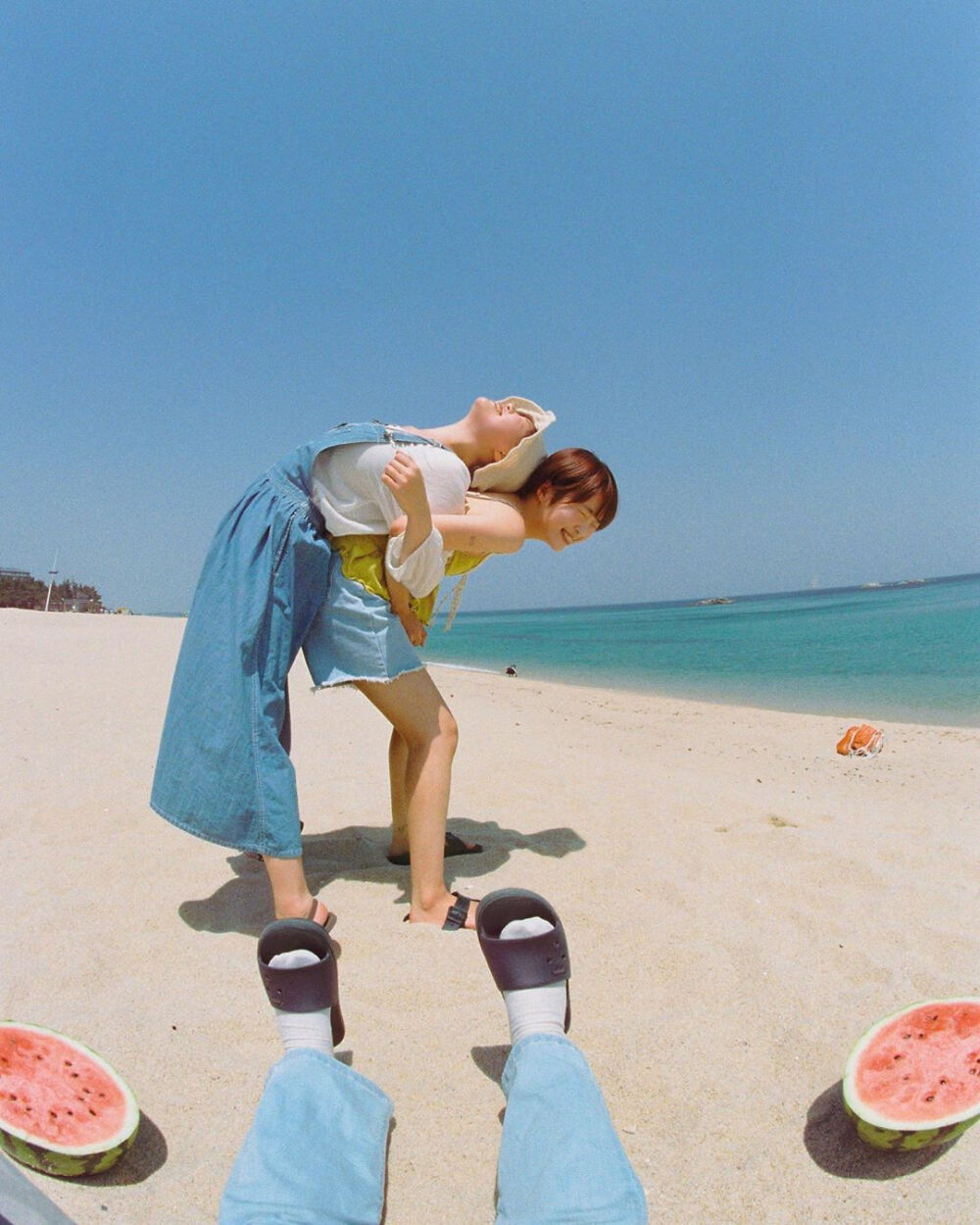 夏日海边闺蜜写真集♡
和西瓜一起拍照
韩国摄影师作品
IG:pit_4_pat
